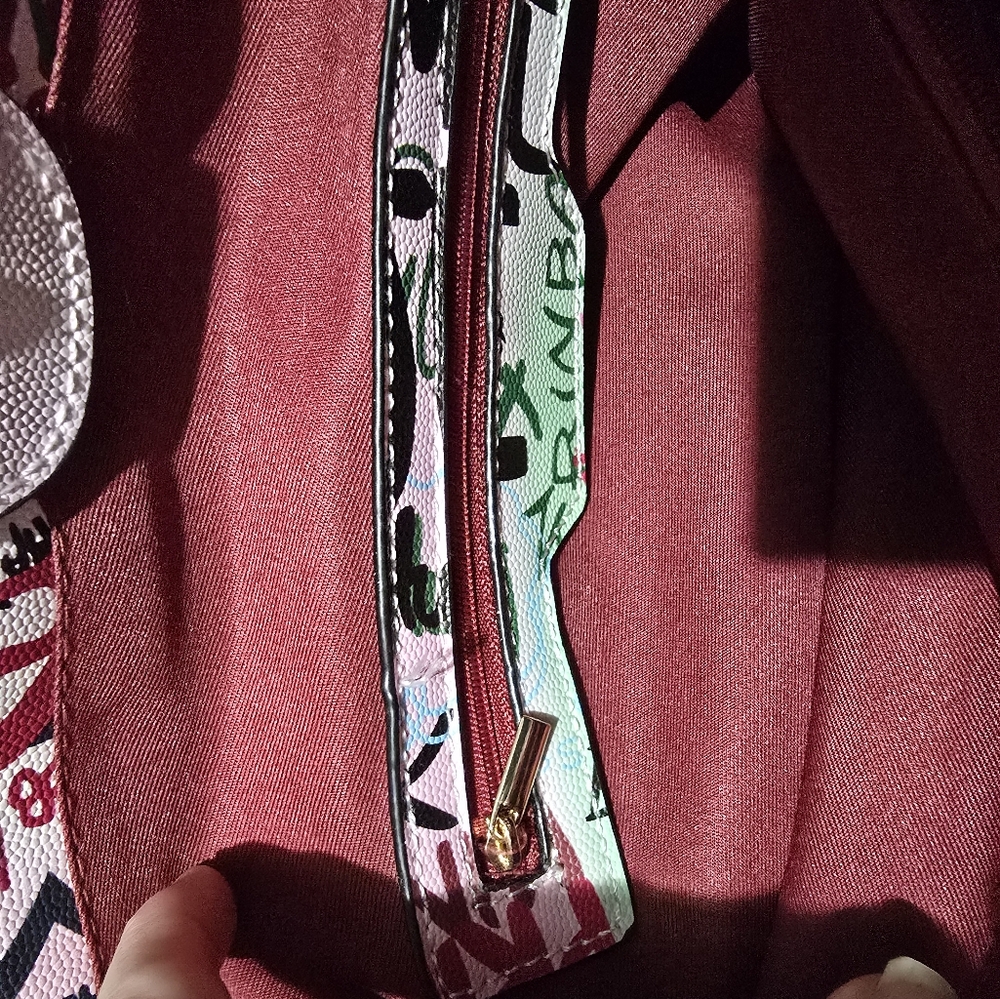 Brand new shoulder bag with tags on the bigger bag - Picture 6 of 16
